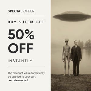 Puede incluir: Imagen sepia de un OVNI sobre un lago, con un extraterrestre y un hombre con traje en la orilla. Texto a la izquierda: "OFERTA ESPECIAL", "COMPRA 3 ART&Iacute;CULOS Y OBT&Eacute;N UN 50% DE DESCUENTO AL INSTANTE". El descuento se aplica autom&aacute;ticamente.