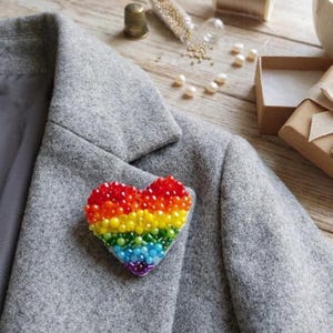 Broche de corazón arcoíris bordado a mano, accesorio con la bandera del orgullo, cristales Swarovski, cuentas checas.