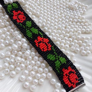 Ethnic floral black red seed bead bracelet_Ukrainian traditional tracery_Red black Ukrainian beaded bracelet_Beaded bracelet flower print