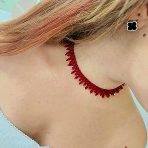 Puede incluir: Una taza de cerámica blanca con un asa negra y el texto "But First, Coffee" en un estilo manuscrito. La taza está sobre una superficie blanca. La taza mide 10 cm de alto.