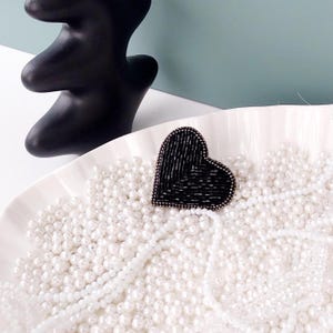 Black crystal heart brooch pin_Hand-embroidered beaded heart brooch_Heart brooch Valentine&#39;s Day gift