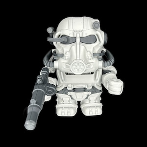 Könnte beinhalten: Eine weiß-graue Figur eines Charakters in einem Power-Rüstungsanzug, der ein Gewehr hält. Die Figur hat einen detaillierten Helm mit Atemschutzgerät und verschiedenen Aufsätzen. Der Hintergrund ist tiefschwarz.