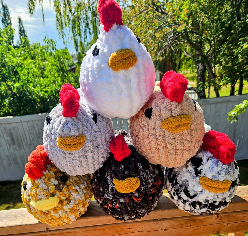 Puede incluir: Seis peluches de pollo de crochet en varios colores, incluyendo blanco, marr&oacute;n, negro y amarillo. Los peluches tienen crestas y barbillas rojas y est&aacute;n dispuestos en forma de pir&aacute;mide.