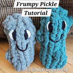 Puede incluir: Dos juguetes de felpa hechos a mano con forma de pepinillo, en tonos azul y turquesa. Cada uno tiene una cara sonriente con detalles en blanco y negro. El texto "Frumpy Pickle Tutorial" está en la parte superior y "by @thefrumpywitch" en la inferior.