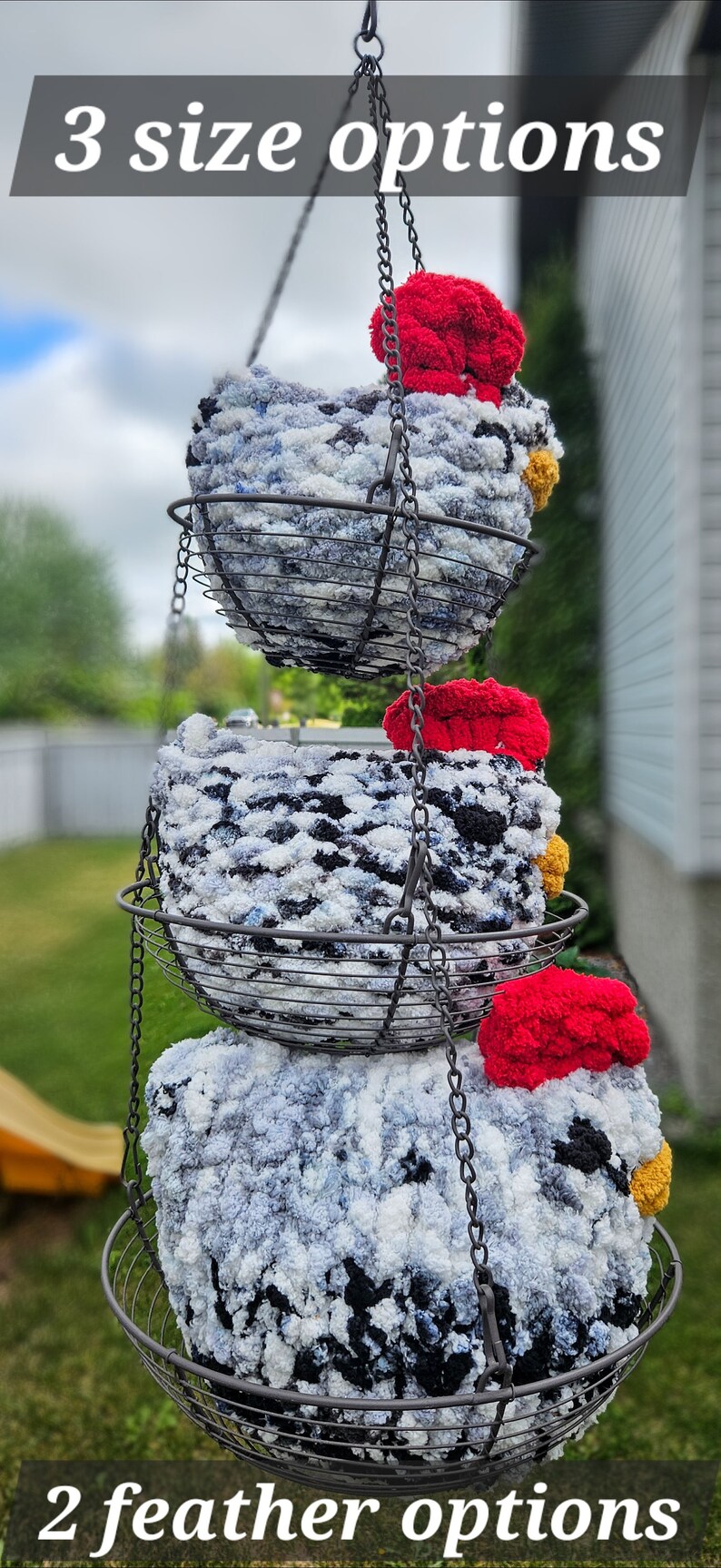Puede incluir: Tres adornos de pollo de crochet colgando de una cadena de metal en una cesta de alambre. Los pollos son blancos, negros y grises con detalles rojos y amarillos. El texto "3 opciones de tama&ntilde;o" y "2 opciones de plumas" es visible en la imagen.