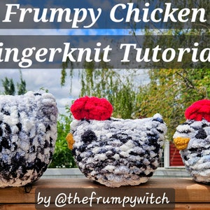 Puede incluir: Tres juguetes de pollo tejidos con los dedos con hilo negro y blanco y gorros de pomp&oacute;n rojo. Los pollos est&aacute;n alineados en una superficie de madera. La imagen tiene el pie de foto "Frumpy Chicken Fingerknit Tutorial by @thefrumpywitch".
