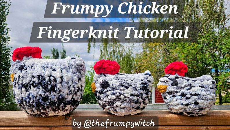 Puede incluir: Tres juguetes de pollo tejidos con los dedos con hilo negro y blanco y gorros de pomp&oacute;n rojo. Los pollos est&aacute;n alineados en una superficie de madera. La imagen tiene el pie de foto "Frumpy Chicken Fingerknit Tutorial by @thefrumpywitch".