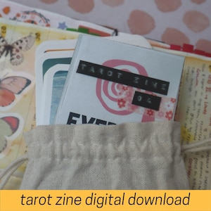 Könnte beinhalten: Eine weiße Stofftasche mit einem rosa und weißen Tarot-Zine darin. Das Zine hat ein schwarzes Etikett mit der Aufschrift "Tarot Zine 04".