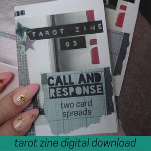 Pode incluir: Um download digital para uma zine de tarot intitulada "Chamada e resposta: Duas leituras de cartas". A zine faz parte de uma série, como indicado pelo número "03" na capa.