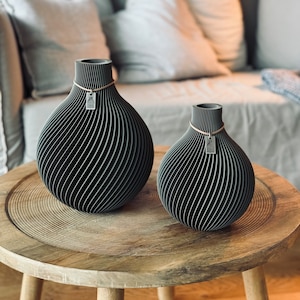 Designvase Sphere von ICONIC HOME in mystic mud auf rundem Holztisch