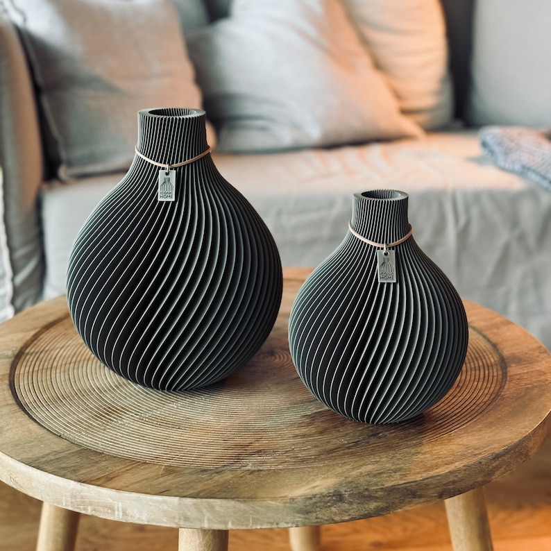 Designvase Sphere von ICONIC HOME in mystic mud auf rundem Holztisch