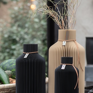 Vase Pure von ICONIC HOME in schwarz und holzfarbe