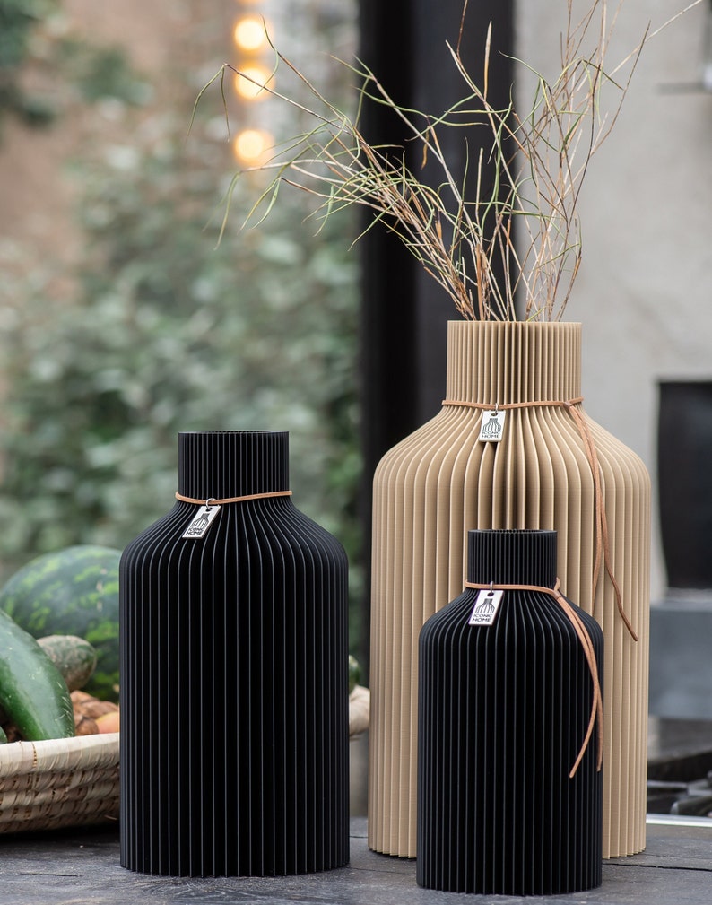 Vase Pure von ICONIC HOME in schwarz und holzfarbe