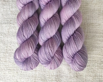 Handgeverfde garens, Lila kleur, Vingerzetting / sokgewicht, 100% superwash merinowol, 400 meter/100 gram