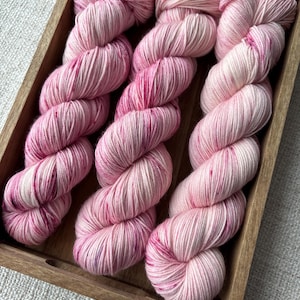 Filati tinti a mano, peso per calzini/dito, peso DK, rosa, lana merino SW, nylon. San Valentino
