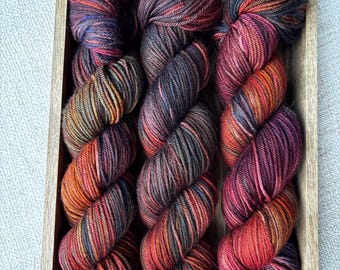 Hilos teñidos a mano, pieza única de grosor DK, lana merino superpesada y nailon, 100 g/225 m