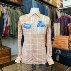 Vintage des années 70 nouveauté impression chemise disco gavroche avec cigarettes journaux camion Plaid Augie unisexe XS petit moyen