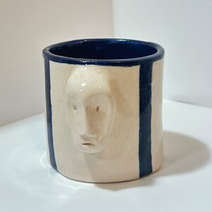 Handgjord keramisk ansiktsmugg – Unik keramikmugg, skulptural konstmugg, handmålad kaffemugg, present till konstälskare