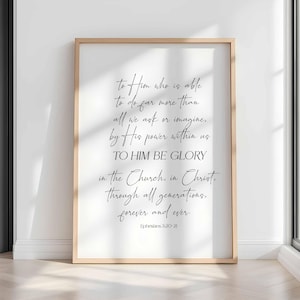 Könnte beinhalten: Ein gerahmter Druck mit einem hellen Holzrahmen. Der Druck zeigt eleganten Schreibschrifttext in Schwarz auf weißem Hintergrund. Der Text lautet "to Him who is able... Epheser 3:20-21".