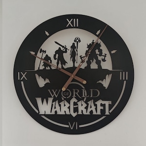 Puede incluir: Reloj de pared de metal negro con un diseño de World of Warcraft. El reloj presenta una silueta de personajes del juego, incluyendo un guerrero, un mago y un demonio. La esfera del reloj es blanca con marcadores de hora en números romanos negros.