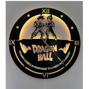 Könnte beinhalten: Schwarze runde Wanduhr mit zwei Anime-Charakteren im Schatten vor einem leuchtend gelben Hintergrund. Das Zifferblatt zeigt den Text "DRAGON BALL" und das Zitat "POWER COMES IN RESPONSE TO A NEED NOT A DESIRE."