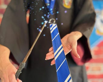 Portavaritas estilo corbata de Ravenclaw con cordón a juego, inspirado en Harry Potter.