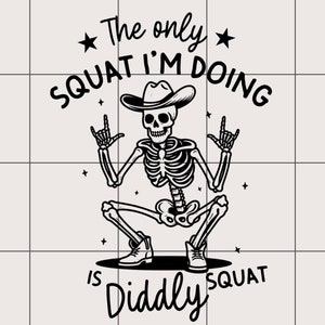 Pode incluir: Ilustração em preto e branco de um esqueleto usando um chapéu de cowboy e fazendo um agachamento. O texto diz "O único agachamento que estou fazendo é um diddly squat."
