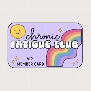 Könnte beinhalten: Eine lila Karte mit einem Regenbogen, einem lächelnden gelben Gesicht und dem Text "chronic fatigue club" in Schwarz. Die Karte trägt außerdem den Text "VIP member card" in Schwarz.