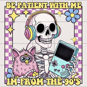 Könnte beinhalten: Ein Cartoon-Skelett mit Kopfhörern, das ein rosa flauschiges Spielzeug und einen blauen Game Boy hält. Der Text "BE PATIENT WITH ME I'M FROM THE 90'S" ist in gelben Buchstaben auf einem lila und weißen karierten Hintergrund.