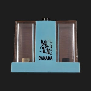 Salière et poivrière à bouton-poussoir de la police Mountie CANADA Whirley Industries 2 1/2"