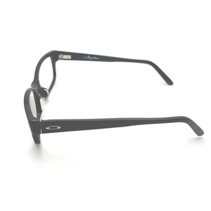 Puede incluir: Gafas negras con montura rectangular redondeada. Las gafas tienen un acabado mate y un logotipo sutil en la patilla. Las lentes son transparentes. El dise&ntilde;o general es moderno y minimalista.