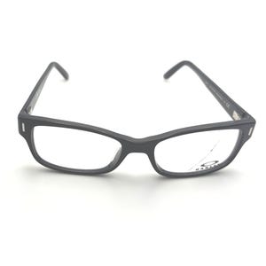 Puede incluir: Gafas grises oscuras con montura rectangular y lentes transparentes. Las gafas tienen una ligera curva en la parte superior de la montura y un peque&ntilde;o logotipo en la lente. Las patillas son finas y se extienden hacia las orejas.