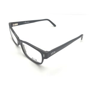 Puede incluir: Gafas rectangulares negras con lentes transparentes. Las gafas tienen un acabado mate y el nombre de la marca es visible en la montura. Las patillas de las gafas son finas y se extienden hacia atr&aacute;s.
