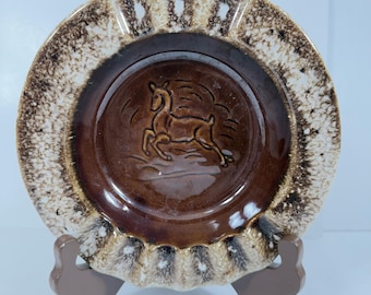 Posacenere vintage in ceramica Hull Pottery con smalto a goccia marrone raffigurante un cervo che salta, 20 cm.