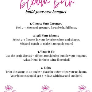 Op de afbeelding: Een witte achtergrond met roze scripttekst met de tekst "bloom bar" en "build your own bouquet". Er worden instructies gegeven voor het maken van een boeket, met een bloemenrand aan de onderkant van de afbeelding.
