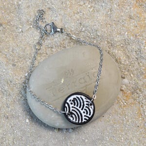 Bracciale in bianco e nero di ispirazione giapponese, gioiello con motivo a onde, creazione artistica grezza in argilla polimerica, forma rotonda o ovale, per donna