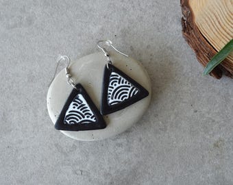 Drop or triangle drop earrings with Japanese motifs, black and white raw art jewelry in polymer clay, gift idea for mom