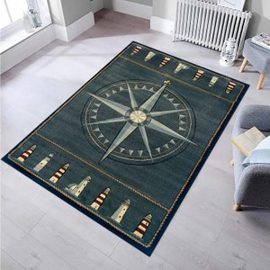Pu&ograve; includere: Tappeto rettangolare a tema nautico, prevalentemente blu, con una grande rosa dei venti al centro. Il bordo presenta un motivo a corda e illustrazioni di fari. Dimensioni approssimative: 200 cm x 140 cm, per interni.