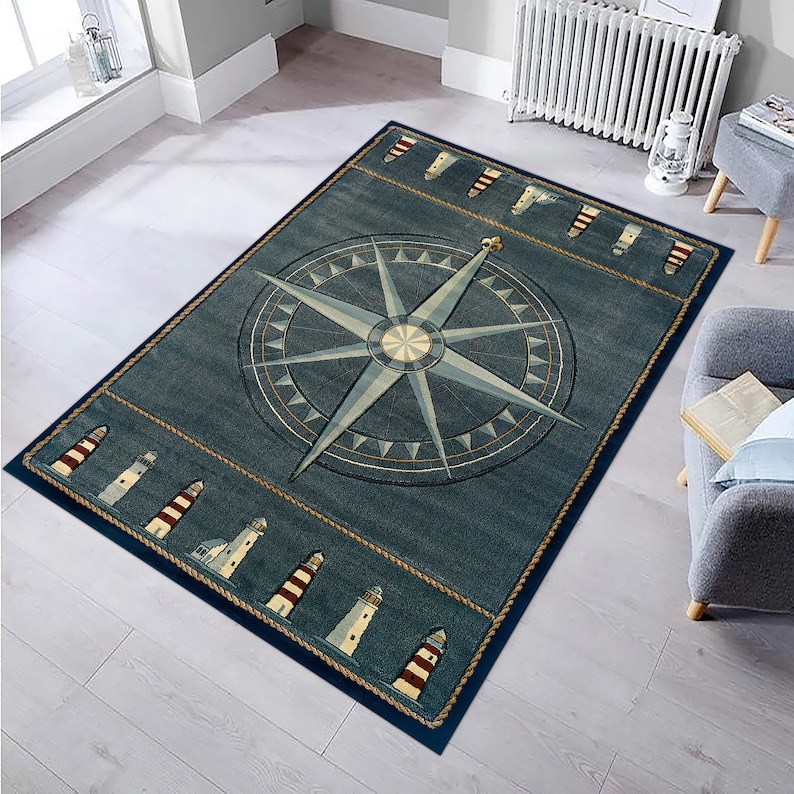 Pu&ograve; includere: Tappeto rettangolare a tema nautico, prevalentemente blu, con una grande rosa dei venti al centro. Il bordo presenta un motivo a corda e illustrazioni di fari. Dimensioni approssimative: 200 cm x 140 cm, per interni.