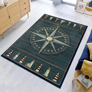 Pu&ograve; includere: Tappeto rettangolare a tema nautico, con un disegno di rosa dei venti al centro. Il tappeto &egrave; prevalentemente blu con un bordo blu scuro e presenta illustrazioni di fari sui bordi. Per interni, misura circa 200 cm x 140 cm.