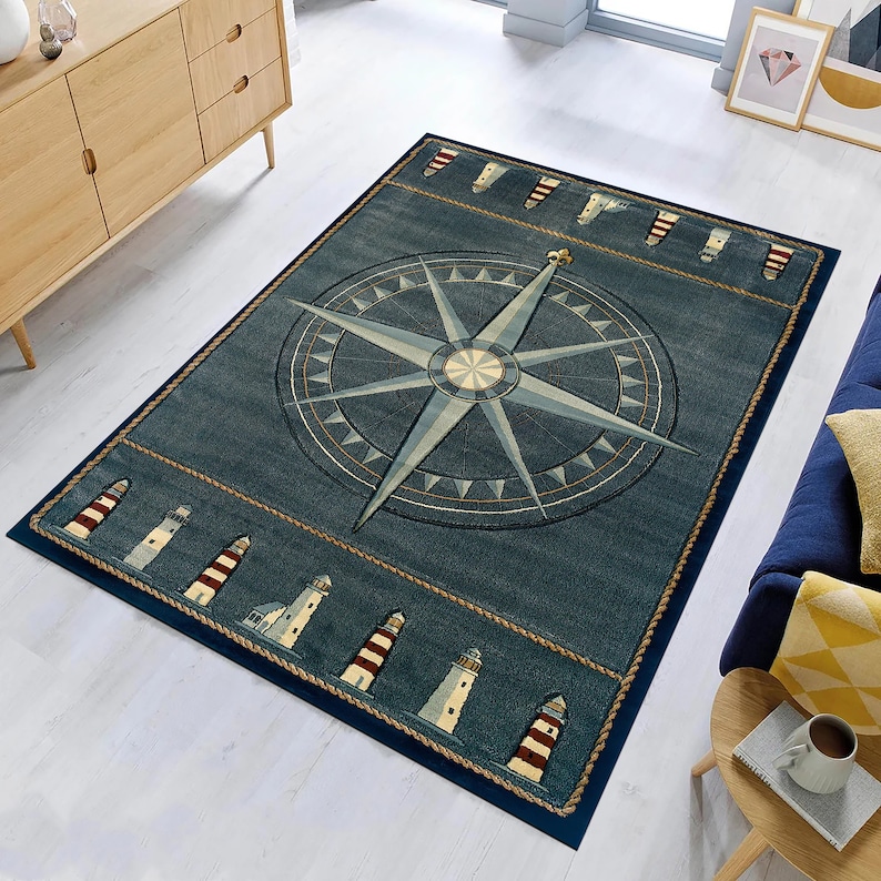 Pu&ograve; includere: Tappeto rettangolare a tema nautico, con un disegno di rosa dei venti al centro. Il tappeto &egrave; prevalentemente blu con un bordo blu scuro e presenta illustrazioni di fari sui bordi. Per interni, misura circa 200 cm x 140 cm.