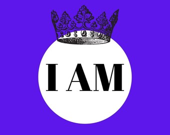 以下が含まれることがあります： 紫色の背景に、「I AM」という黒い文字が書かれた白い円。円の真上に、白黒の王冠が置かれている。