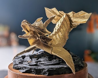 Dragon Koi en origami, sculpture, décoration. Cadeau artisanal, fait-main. Art Japonais traditionnel.