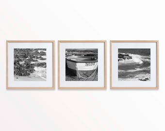 Puede incluir: Un conjunto de tres fotografías en blanco y negro enmarcadas que representan una costa rocosa con olas rompiendo, un pequeño barco atracado en la orilla y un primer plano de las olas rompiendo contra las rocas.