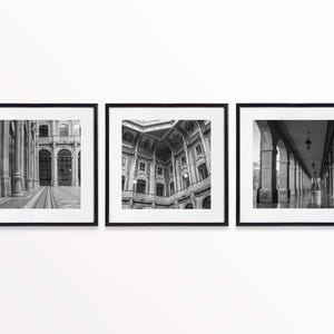 Può includere: Tre fotografie incorniciate in nero di un edificio con colonne e archi. La prima fotografia mostra l'interno dell'edificio, la seconda fotografia mostra l'esterno dell'edificio e la terza fotografia mostra un corridoio con colonne.