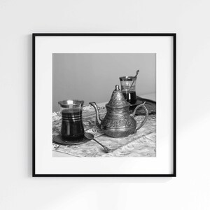 Turks theestilleven: zwart-witfotografie (digitale download)