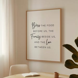 Könnte beinhalten: Ein gerahmter Druck mit weißem Hintergrund und schwarzem Text, der lautet: "Bless the food before us, the family beside us, and the love between us."