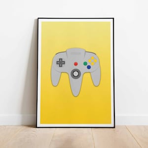Puede incluir: Un mando de Nintendo 64 gris con botones amarillos, azules, verdes y rojos sobre un fondo amarillo.