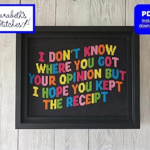 Puede incluir: Un diseño de punto de cruz enmarcado con el texto "No sé de dónde sacaste tu opinión, pero espero que hayas guardado el recibo". El texto está en una variedad de colores, incluyendo rojo, naranja, amarillo, verde, azul y morado.