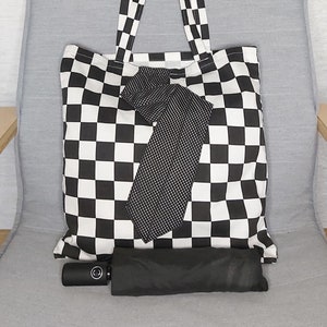 Schachbrett Einkaufstasche, Umfunktionierte Krawattentasche, Handgemachte Schwarz-Weiß-Tasche, Nachhaltiges Geschenk für Ehemann, Geschenk für Vater, Umhängetasche